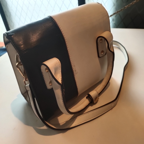 White and black spacious bag - Picture 4 of 16